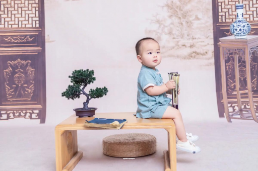 张掖女宝宝换尿布